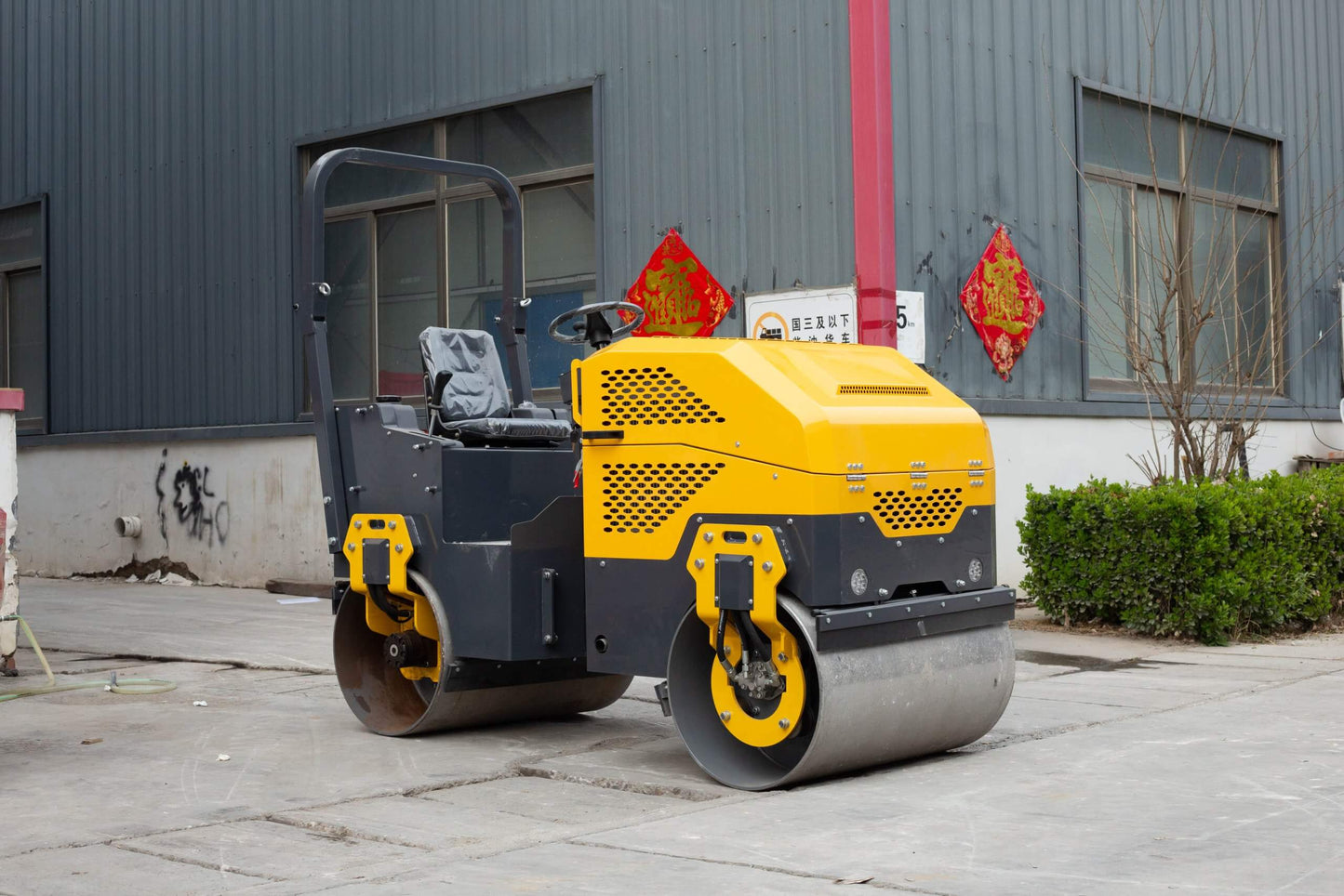 LY-YL1000 Full Hydraulic 2T Small Roller Dual Drive Vibrating Backfill Compactor