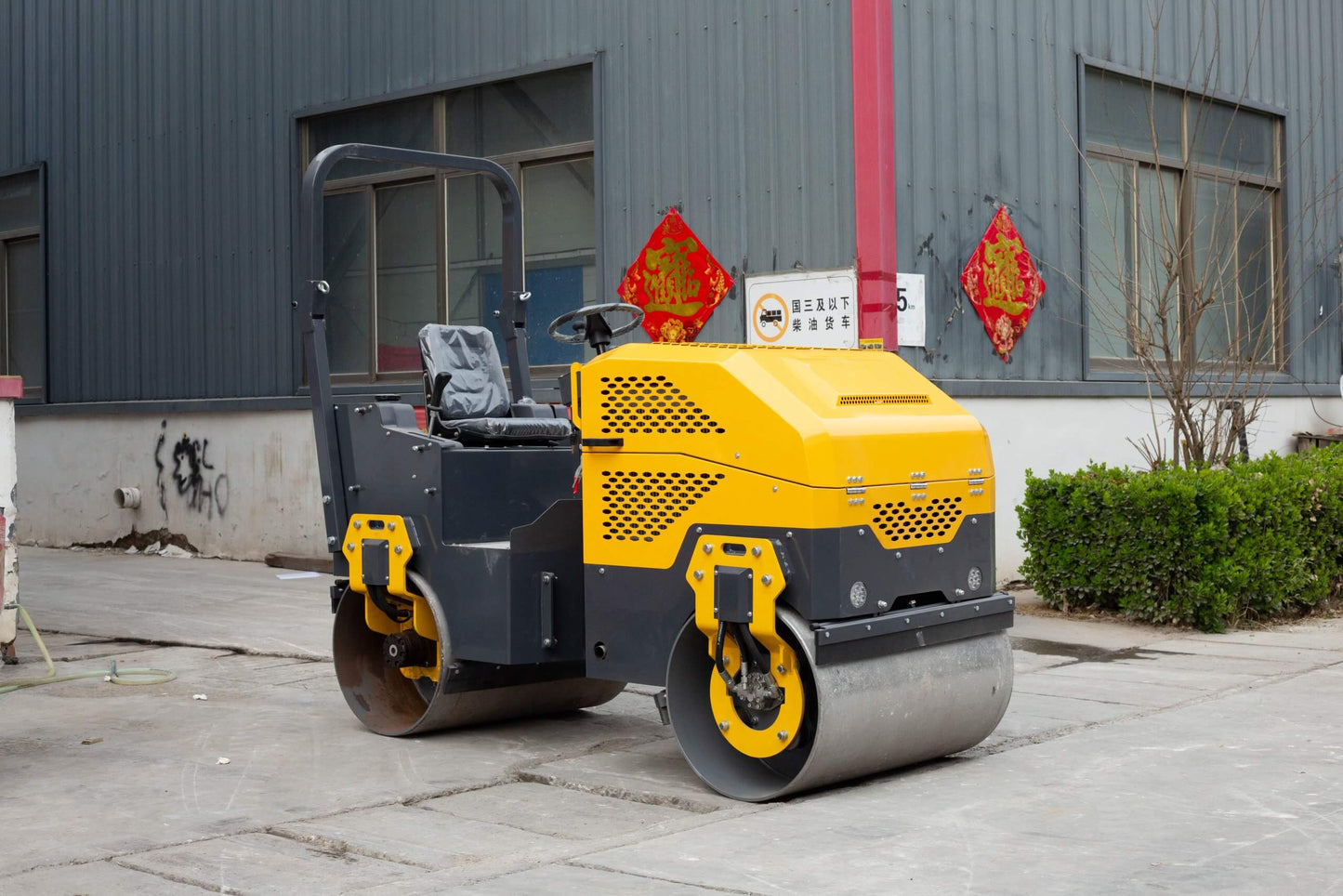 LY-YL1000 Full Hydraulic 2T Small Roller Dual Drive Vibrating Backfill Compactor